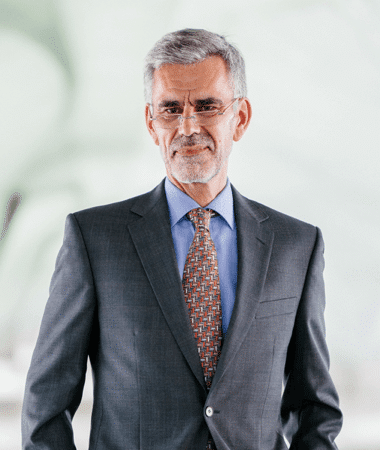 Abogado especializado en derecho penal en MNC Legal, Chiclana de la Frontera, asesorando en casos de cartel de coches