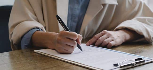 Firma de contrato de compraventa de vivienda gestionado por MNC Legal, despacho de abogados en Chiclana de la Frontera, Cádiz